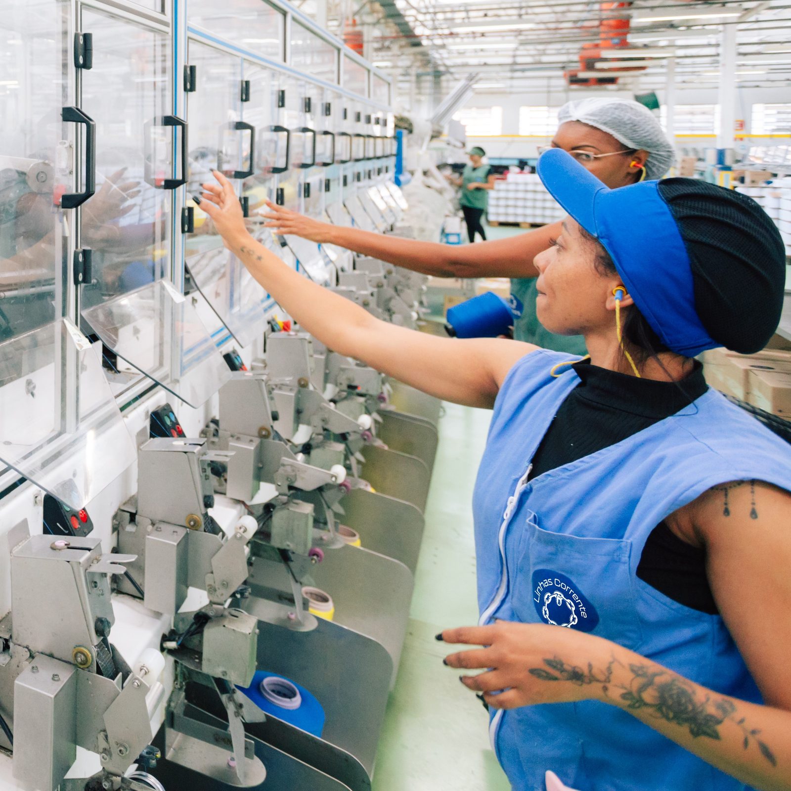 Colaboradores da fábrica da Linhas Corrente