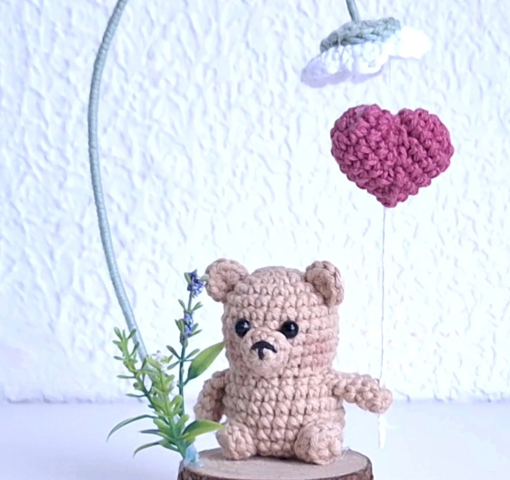Ursinho com Balão de Coração | Amigurumi