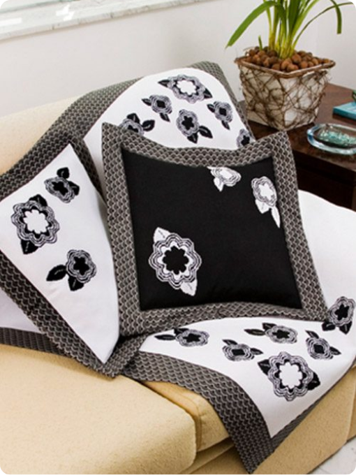 Manta de Sofá e Duas Almofadas | Bordado